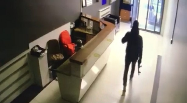 Foto - Sultangazi'de dehşet anları kamerada! Kendini bilmez maskeli 4 kişi kalaşnikofla işyerini bastı!