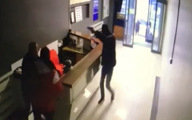 Foto - Sultangazi'de dehşet anları kamerada! Kendini bilmez maskeli 4 kişi kalaşnikofla işyerini bastı!