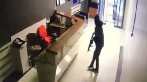 Foto - Sultangazi'de dehşet anları kamerada! Kendini bilmez maskeli 4 kişi kalaşnikofla işyerini bastı!