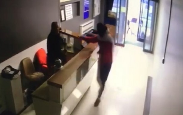 Sultangazi'de dehşet anları kamerada! Kendini bilmez maskeli 4 kişi kalaşnikofla işyerini bastı!