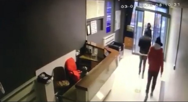 Foto - Sultangazi'de dehşet anları kamerada! Kendini bilmez maskeli 4 kişi kalaşnikofla işyerini bastı!