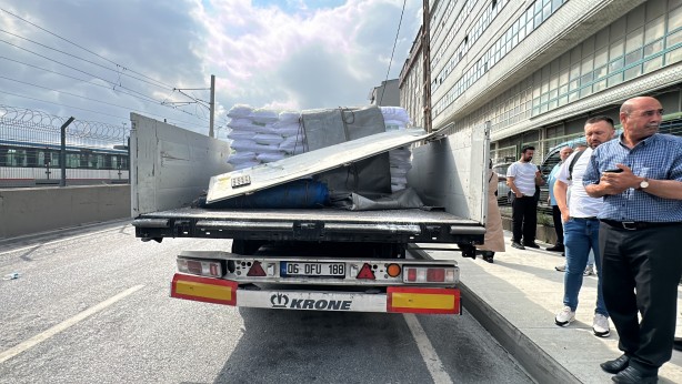  Sultangazi'de İETT otobüsü park halindeki tıra arkadan çarpt