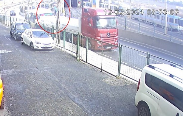 Foto - Sultangazi'de İETT otobüsü park halindeki tıra arkadan çarpt