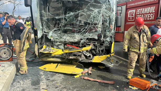 Foto - Sultangazi'de İETT otobüsü park halindeki tıra arkadan çarpt