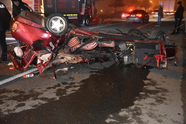 Foto - Sultangazi’de kamyon ticari taksinin üstüne devrildi