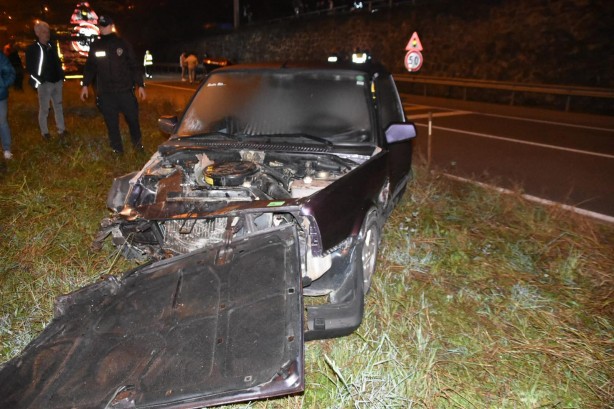 Foto - Sultangazi’de kamyon ticari taksinin üstüne devrildi