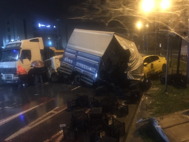 Sultangazi’de kamyon ticari taksinin üstüne devrildi