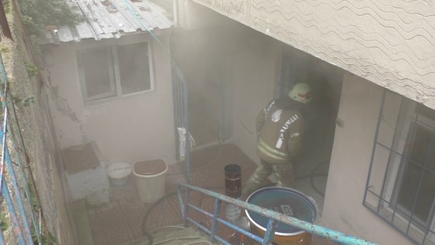 Foto - Sultangazi'de korkutan yangın