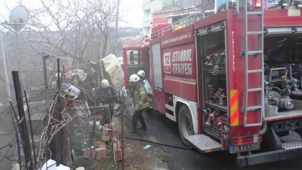 Foto - Sultangazi'de korkutan yangın
