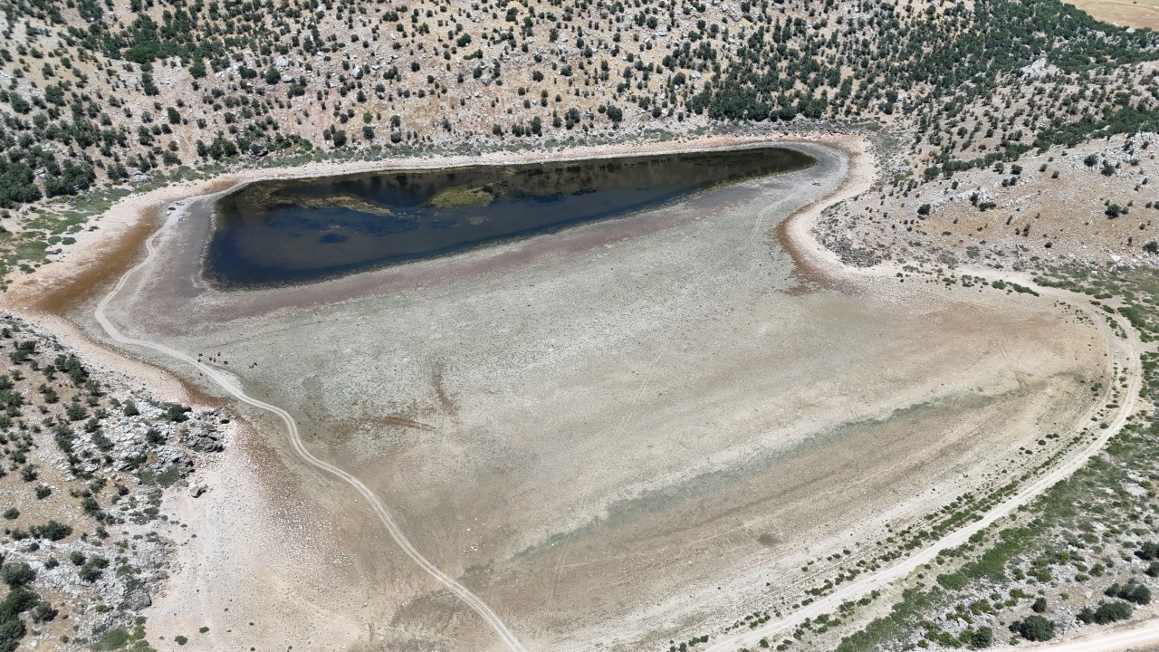 Sülüklü Göl'ün üçte ikisi kurudu