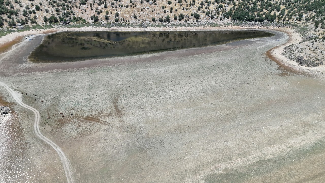 Foto - Sülüklü Göl'ün üçte ikisi kurudu