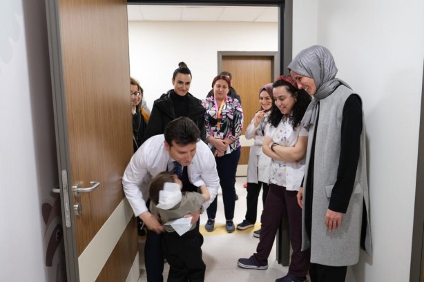 Foto - Sümeyye Erdoğan Bayraktar, depremzedeleri hastanede ziyaret etti