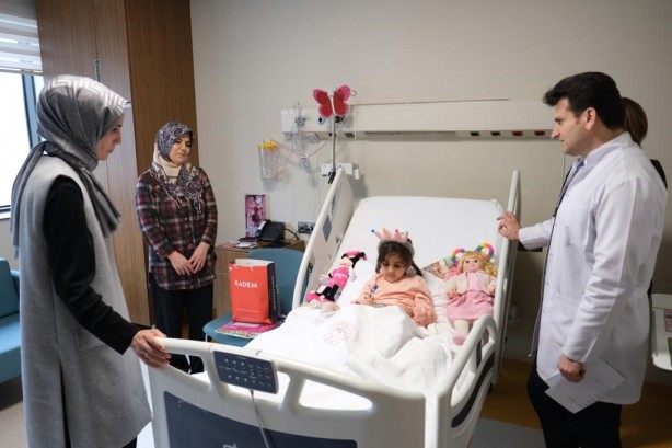 Sümeyye Erdoğan Bayraktar, depremzedeleri hastanede ziyaret etti