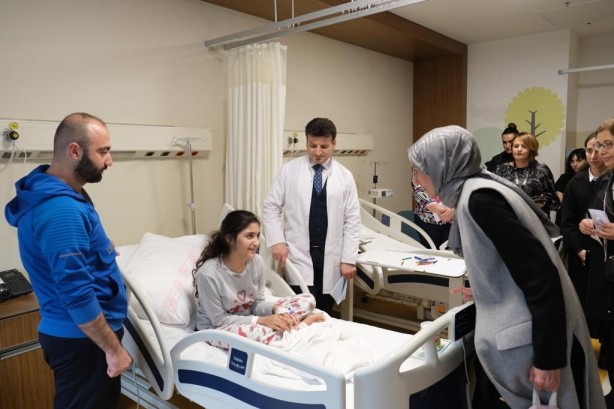 Foto - Sümeyye Erdoğan Bayraktar, depremzedeleri hastanede ziyaret etti