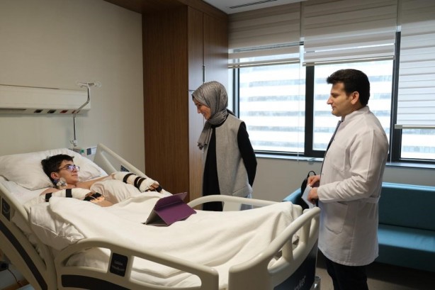 Foto - Sümeyye Erdoğan Bayraktar, depremzedeleri hastanede ziyaret etti