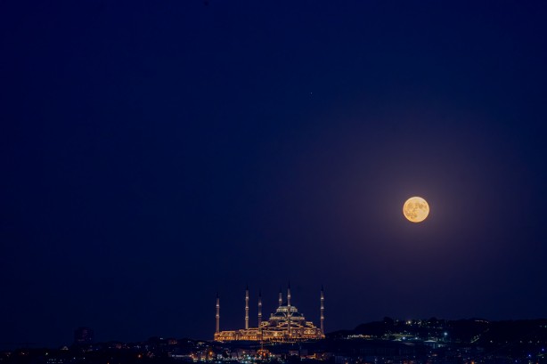 Süper ay şölen oluşturdu! Görüntüler büyüledi