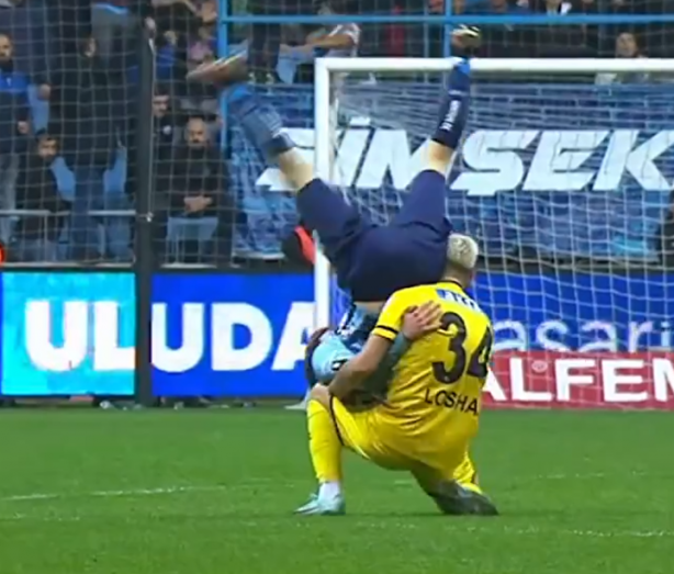 Foto - Adana Demirspor-İstanbulspor maçında 'helal olsun' dedirten hareket! Öyle bir müdahale yaptı ki, tüm stadyum ayağa kalktı