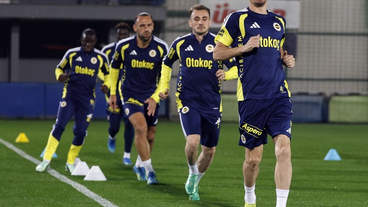 Süper Lig’de dev derbi öncesi kitleler nefesini tuttu! Fenerbahçe, Galatasaray maçı hazırlıklarını tamamlayıp kampa girdi 