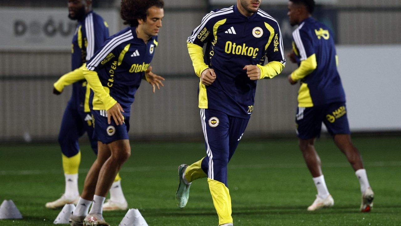 Foto - Süper Lig’de dev derbi öncesi kitleler nefesini tuttu! Fenerbahçe, Galatasaray maçı hazırlıklarını tamamlayıp kampa girdi 