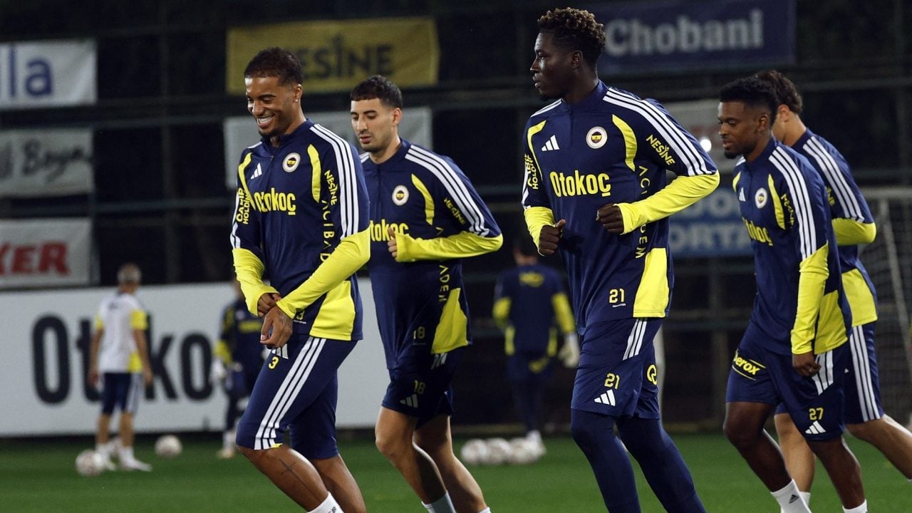 Foto - Süper Lig’de dev derbi öncesi kitleler nefesini tuttu! Fenerbahçe, Galatasaray maçı hazırlıklarını tamamlayıp kampa girdi 