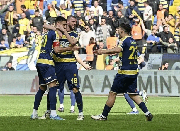 Foto - Süper Lig’in en çok penaltı kullanan takımları belli oldu! Zirveyle ikinci arasında büyük fark: İşte ligin en fazla penaltı atan takımları…