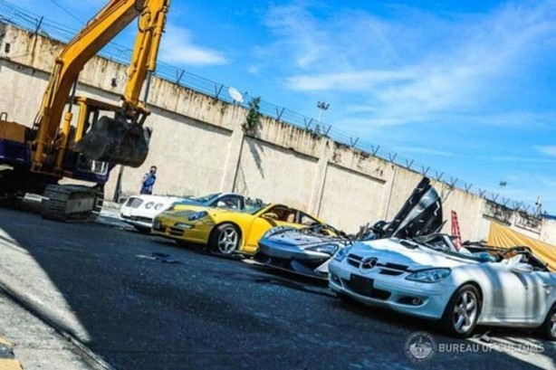 Foto - Süper lüks 21 otomobili un ufak ettiler