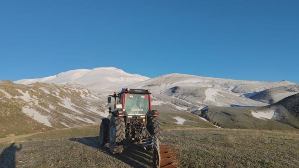 Süphan Dağı mayısta beyaza büründü