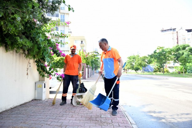 Foto - Süpürgeyi alıp işe koyuldu! Kim olduğunu duyunca çok şaşıracaksınız