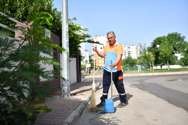 Foto - Süpürgeyi alıp işe koyuldu! Kim olduğunu duyunca çok şaşıracaksınız