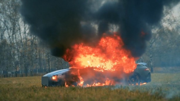 Foto - 'Sürekli arıza yapıyor' deyip milyonluk aracını ateşe verdi