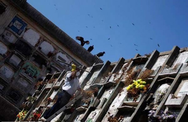 Foto - Süreleri dolan ölüleri mezardan attılar!