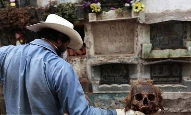 Foto - Süreleri dolan ölüleri mezardan attılar!