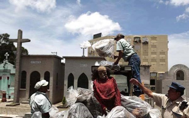Foto - Süreleri dolan ölüleri mezardan attılar!