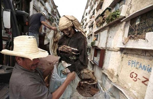 Foto - Süreleri dolan ölüleri mezardan attılar!