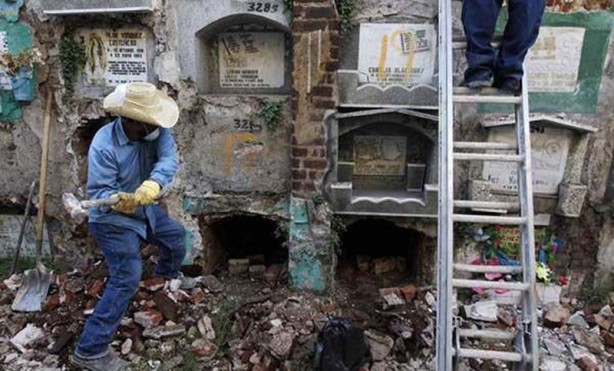 Foto - Süreleri dolan ölüleri mezardan attılar!