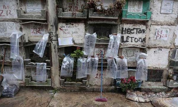 Foto - Süreleri dolan ölüleri mezardan attılar!