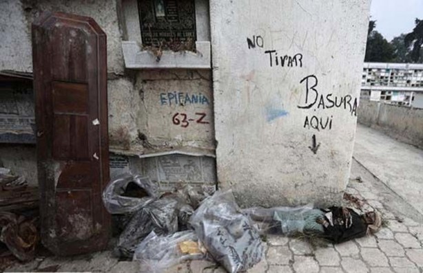 Süreleri dolan ölüleri mezardan attılar!