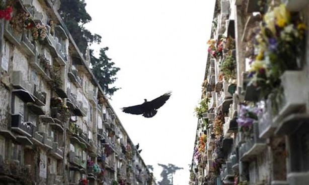 Foto - Süreleri dolan ölüleri mezardan attılar!