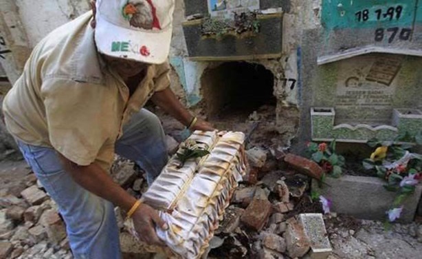 Foto - Süreleri dolan ölüleri mezardan attılar!