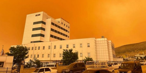 Suriye kaynaklı toz taşınımı Hatay, Osmaniye ve Adana'da günlük yaşamı olumsuz etkiledi! 