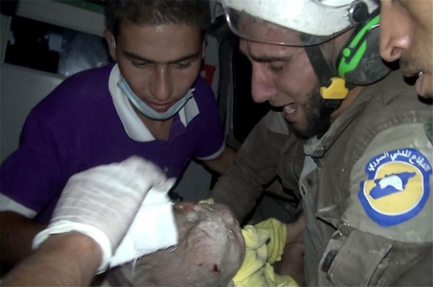 Suriye'de 1 aylık bebek böyle kurtarıldı