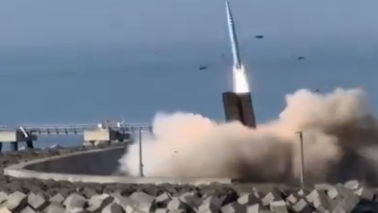 Foto - Suriye'de belirsizlik sürerken Türkiye Tayfun balistik füzesini ateşledi