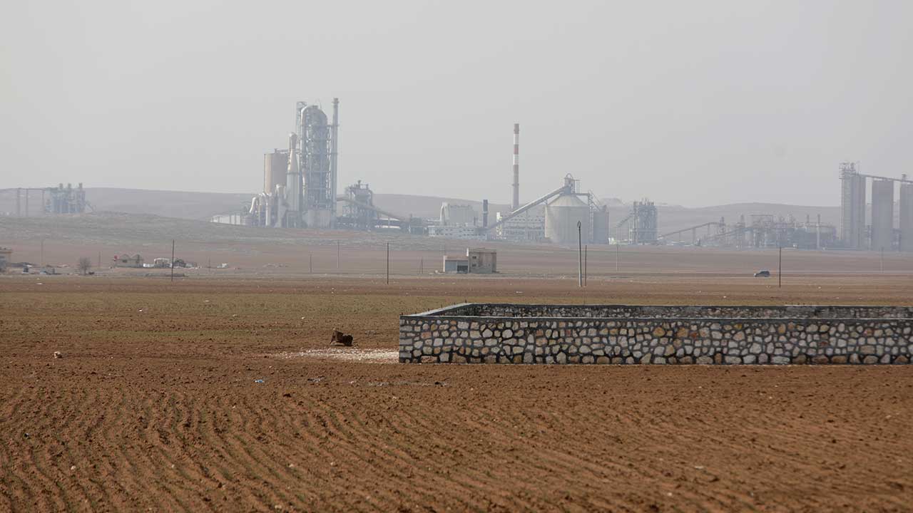 Suriye’de görüntülendi! İşte terörün hamisi Fransız şirketinin fabrikası