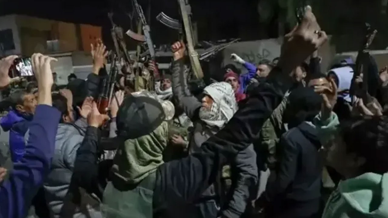 Foto - Suriye'de hareketli saatler! Sokağa çıkma yasağı ilan edildi
