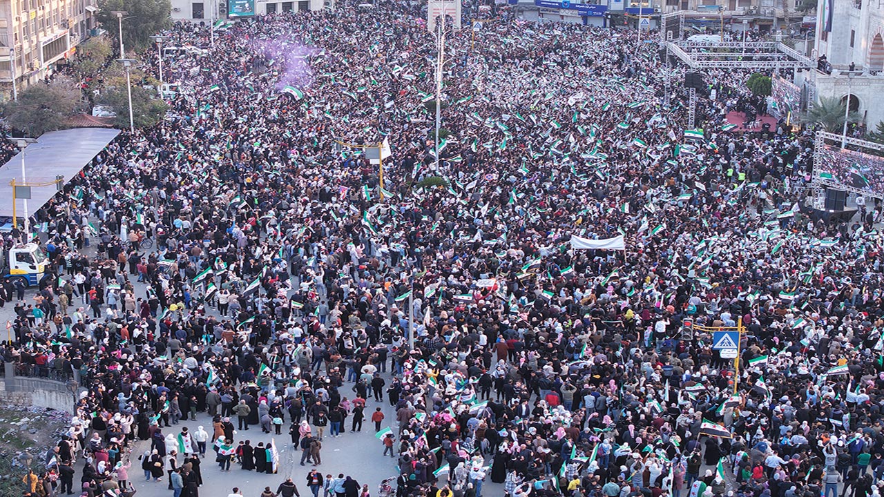 Suriye’de rejim sonrası ilk yıl! Sokaklar bayram yerine döndü!