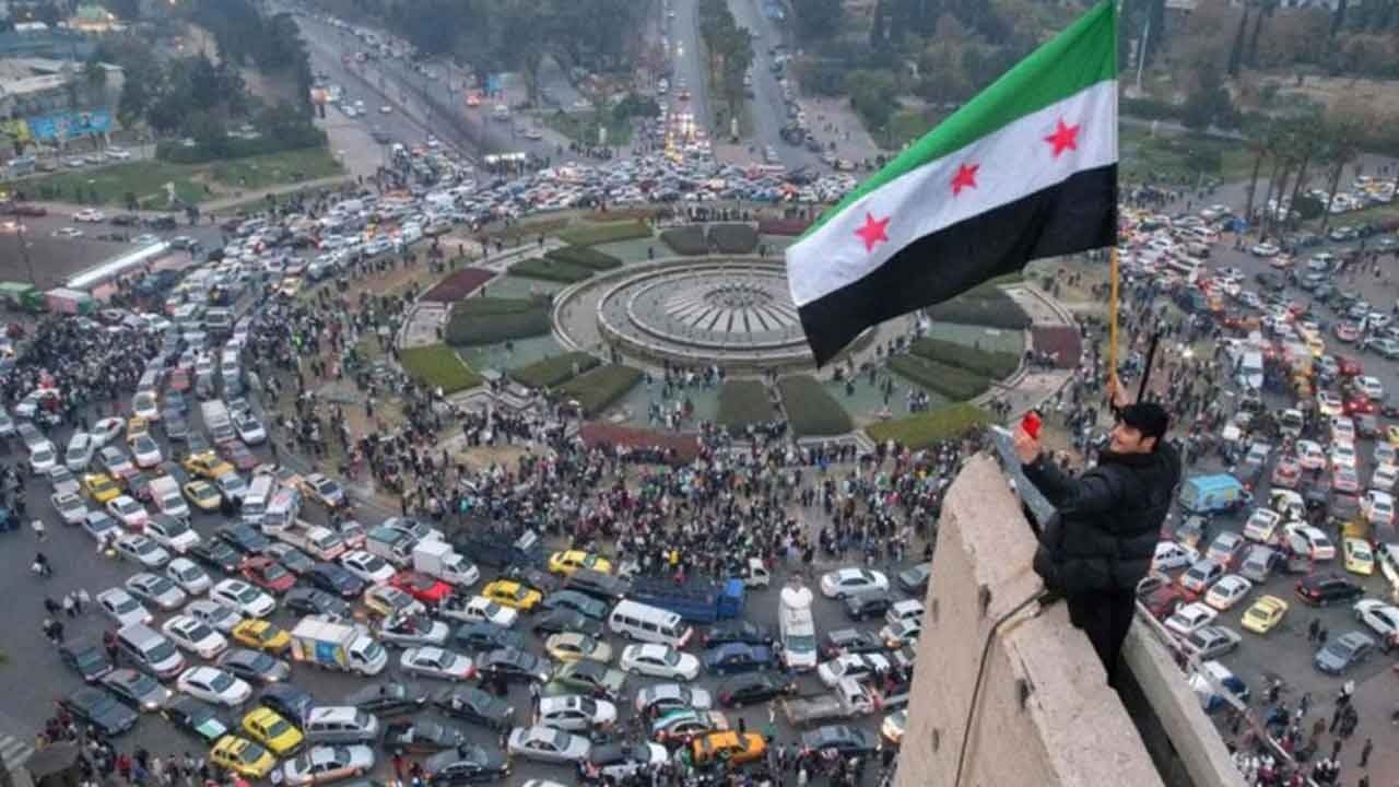 Foto - Suriye’de yeni yönetimin ilk büyük krizi: Sokaklar karıştı, Şara geri adım attı
