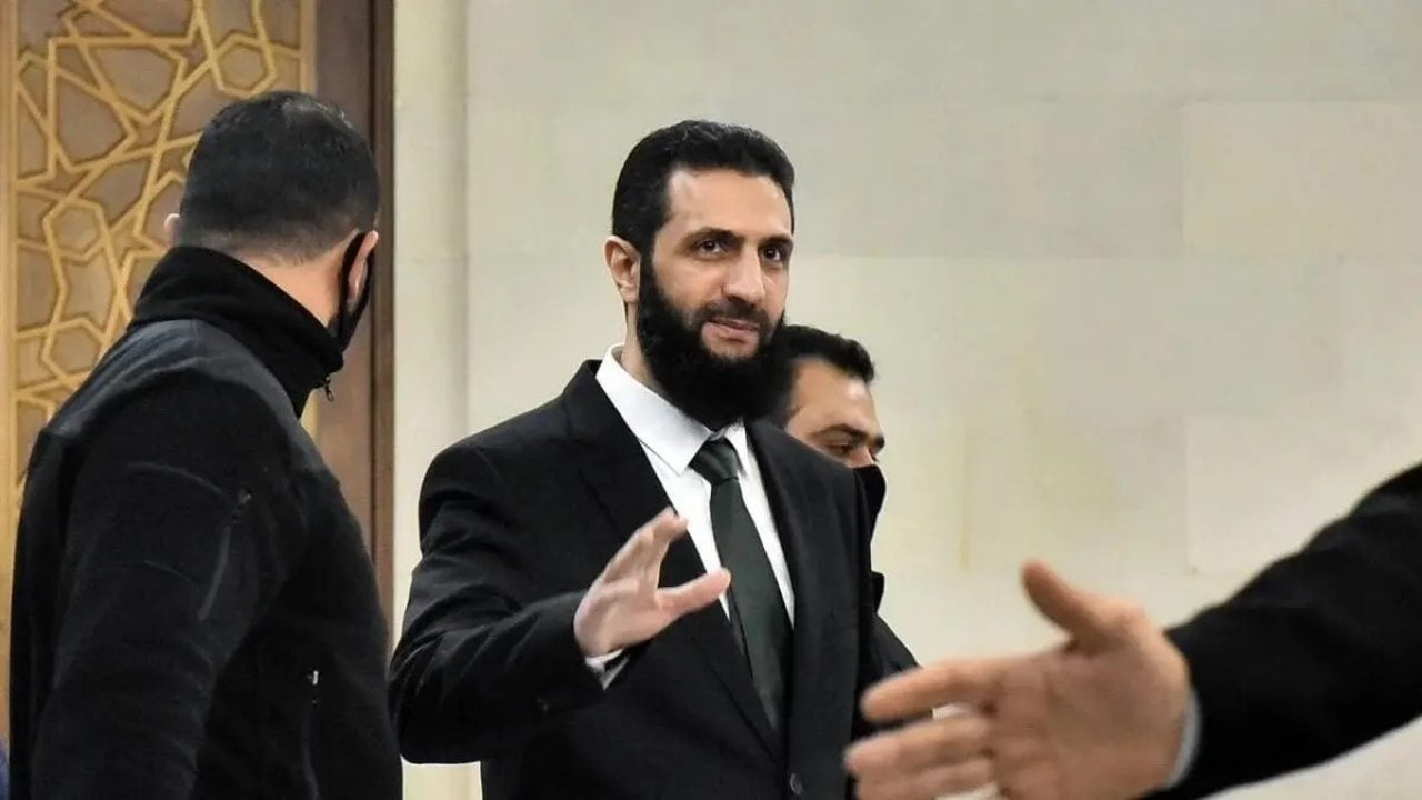 Foto - Suriye’de yeni yönetimin ilk büyük krizi: Sokaklar karıştı, Şara geri adım attı