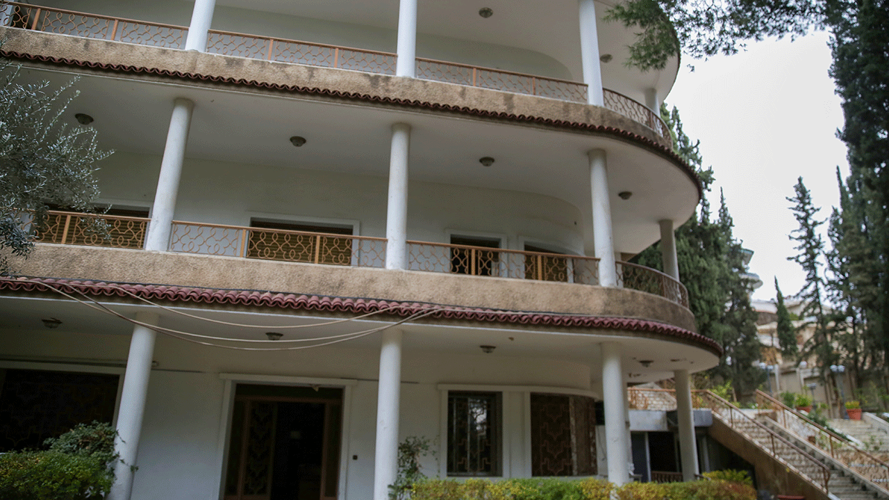 Foto - Suriyeliler yoksulluktan kırılırken, Esed pisliği burada yaşıyordu!