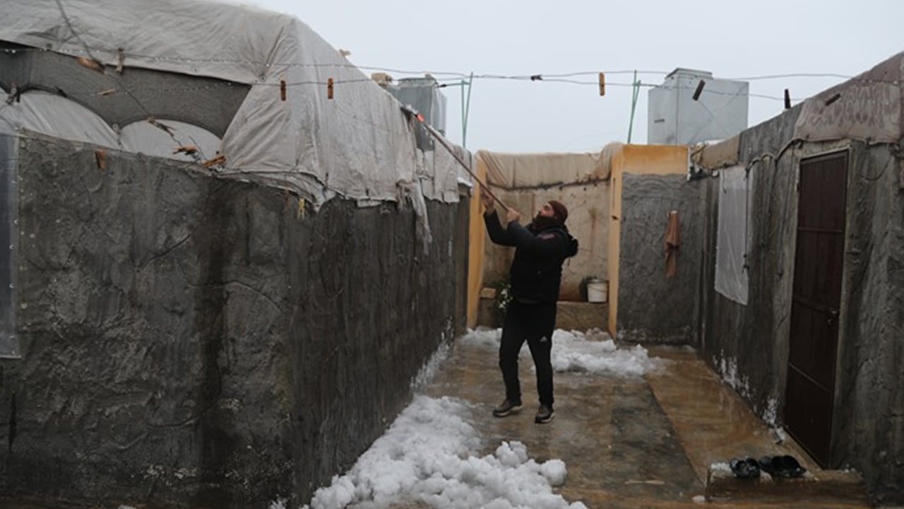 Suriye'nin göbeği İdlib ve Halep'te Suriyeliler mücadele ediyor! Bir milyona yakın insan var ama çadır sayısı 1150...