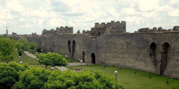 Foto - Surlarda başlatılan restorasyon çalışmaları devam ediyor